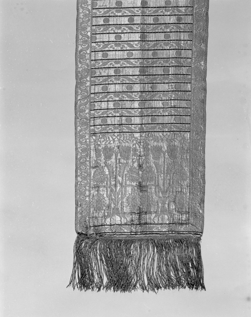 Centralne Muzeum Włókiennictwa - zbiory - pas lity dwustronny - Kobyłka /1781 - 1784 rok/ - głowa i wciąża /fragment/ - awers, skan 1