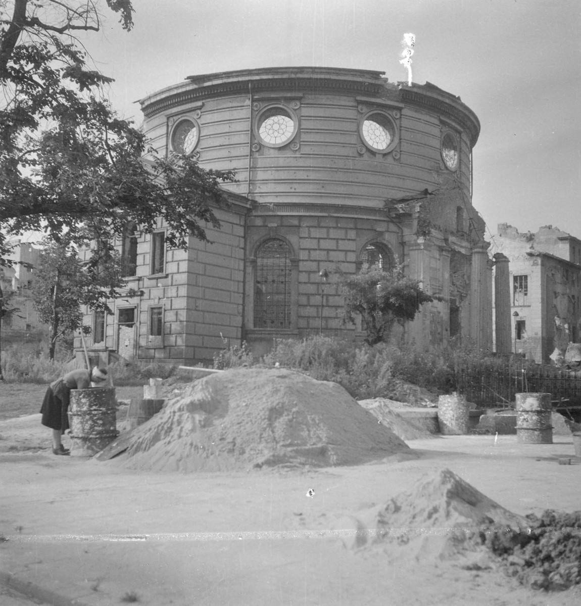 Kościół Ewangelicko-Augsburski Świętej Trójcy. Zniszczona rotunda., skan 1