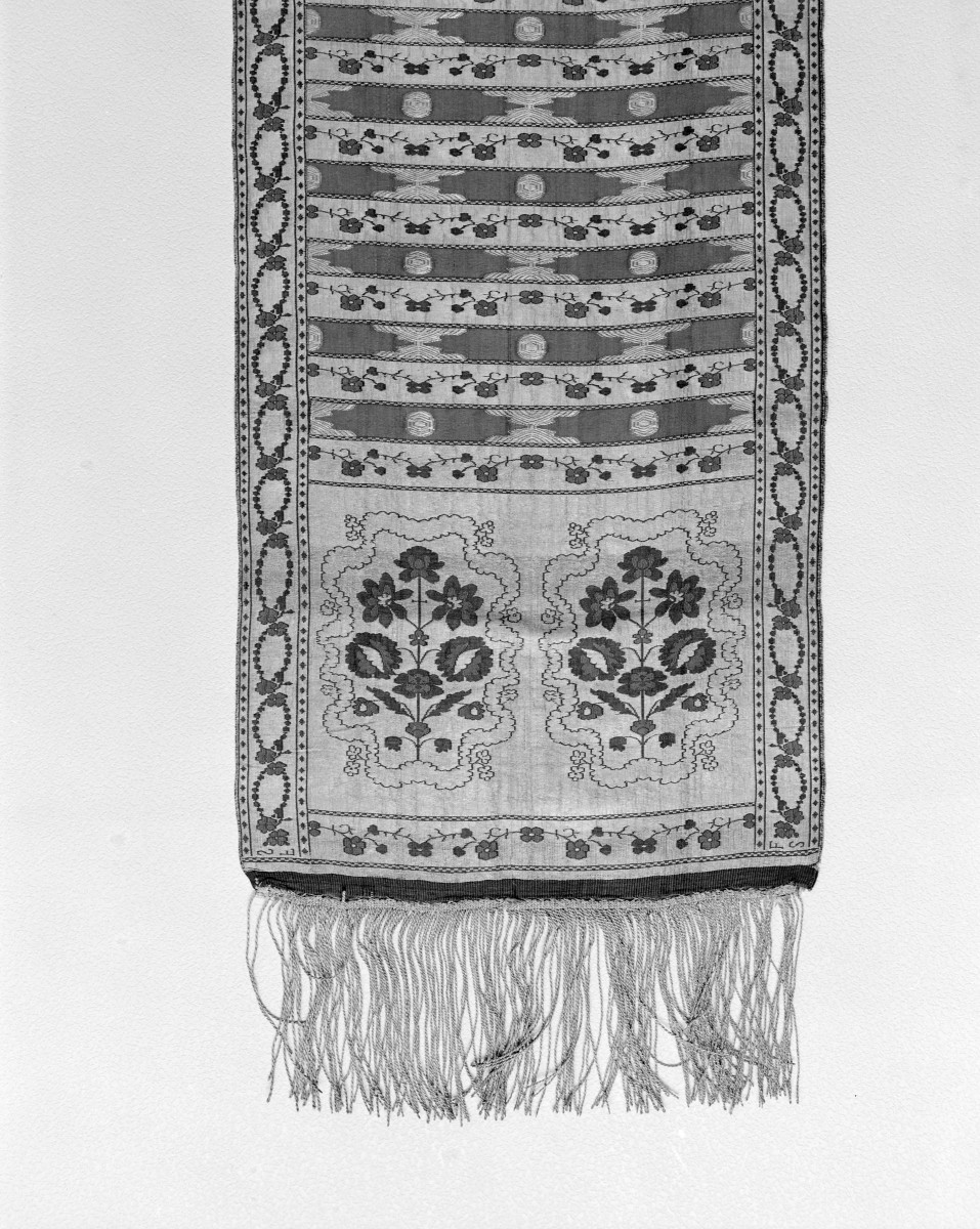 Muzeum Narodowe - od. Muzeum Sztuk Użytkowych - zbiory - pas lity dwustronny - Lyon /1785 - 1792 rok/ - głowa i wciąża /fragment/ - awers, skan 1