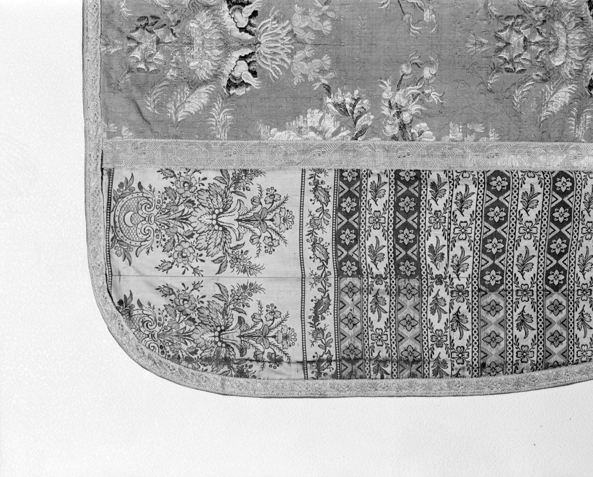 Muzeum Archidiecezjalne - zbiory - pas jedwabny dwustronny - Lyon /1785 - 1792 rok/ - głowa i wciąża /fragment/ - awers, skan 1