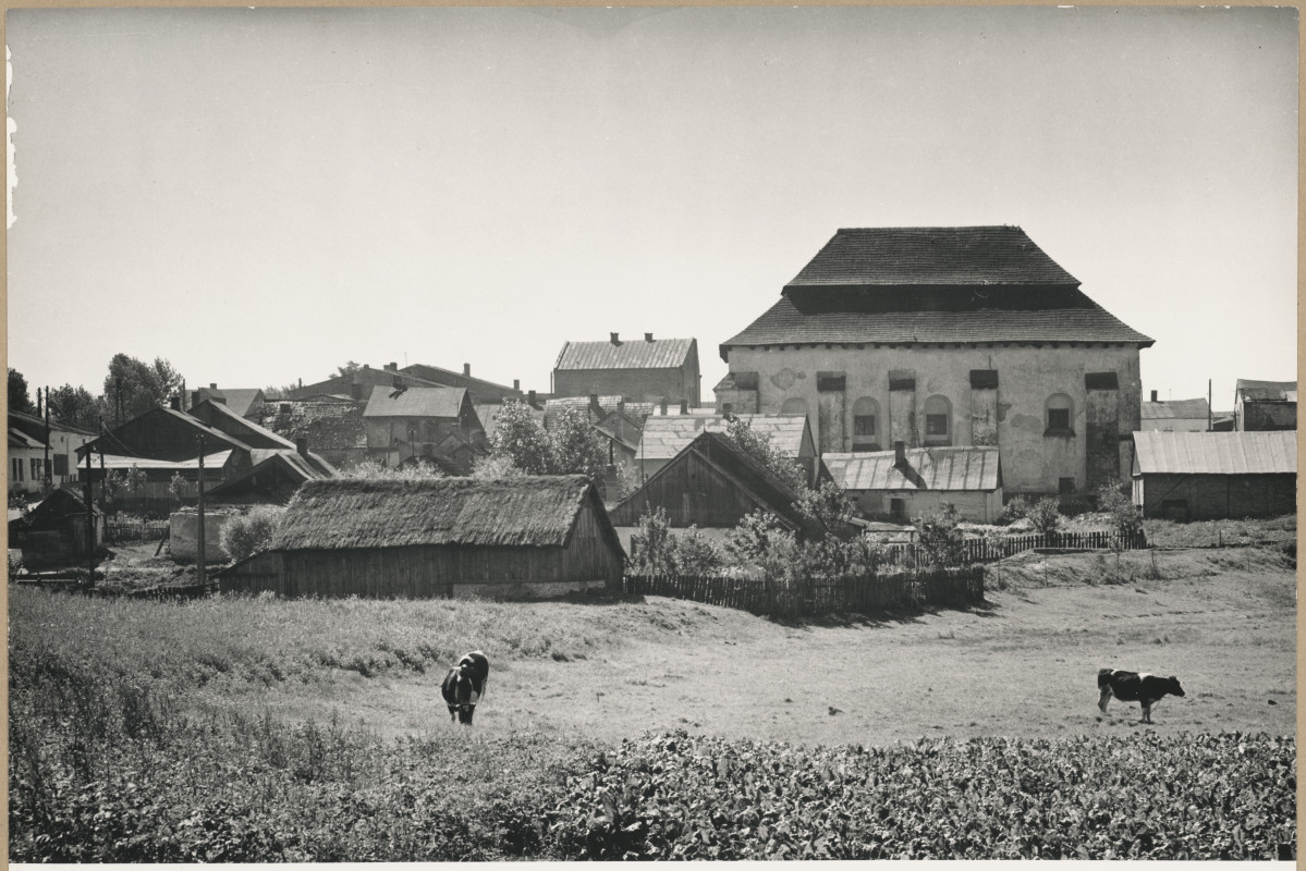Synagoga - widok ogólny od strony płn. w zabudowie miejskiej, skan 1