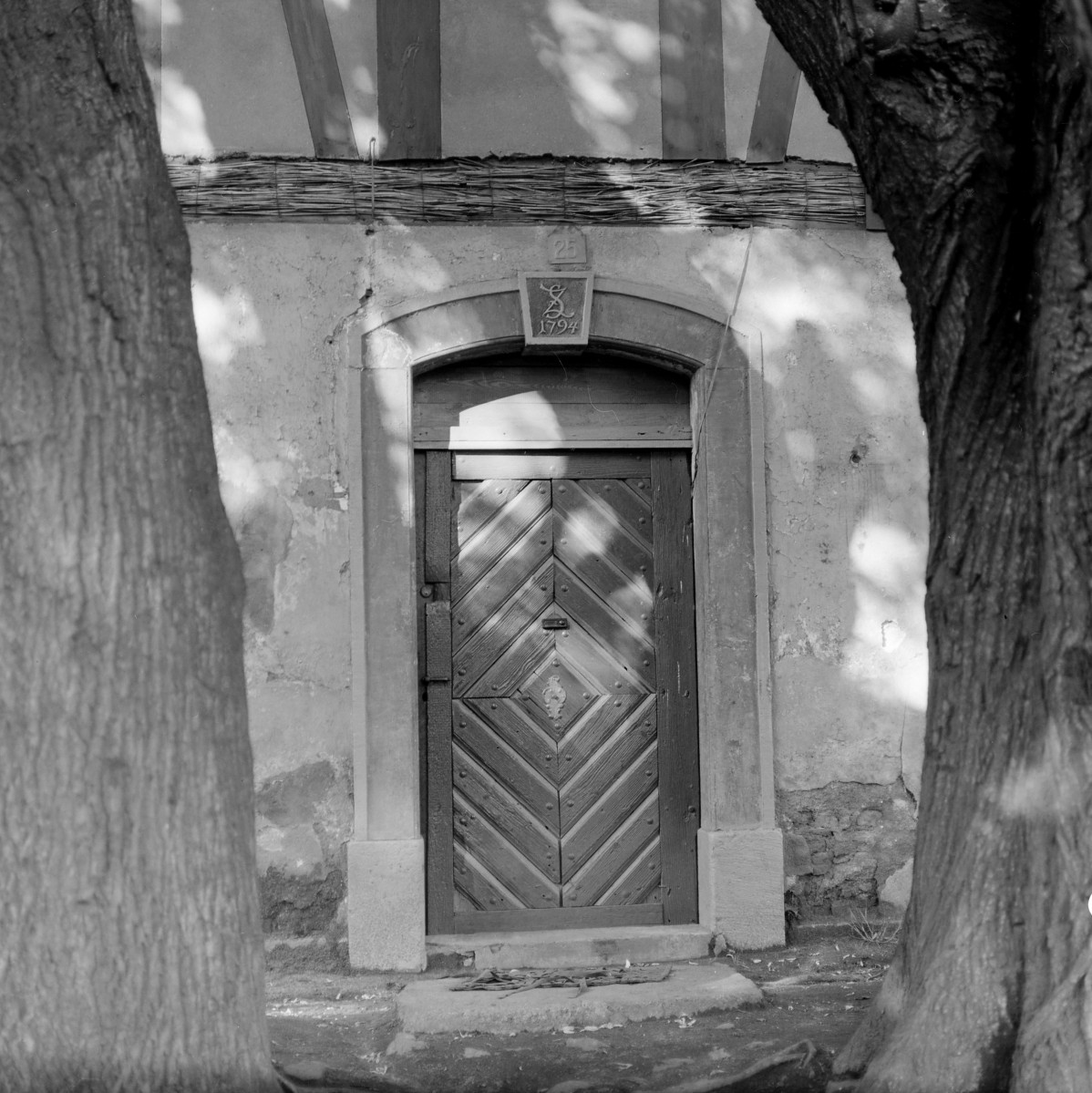 zespół zagrodowy - dom nr. 25 /pierwotnie?/ - elewacja frontowa - fragment - portal, skan 1