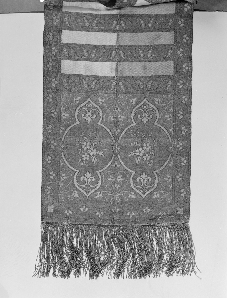 Centralne Muzeum Włókiennictwa - zbiory - pas lity czterostronny - /1840 rok/ - głowa i wciąża /fragment/ - awers, skan 1