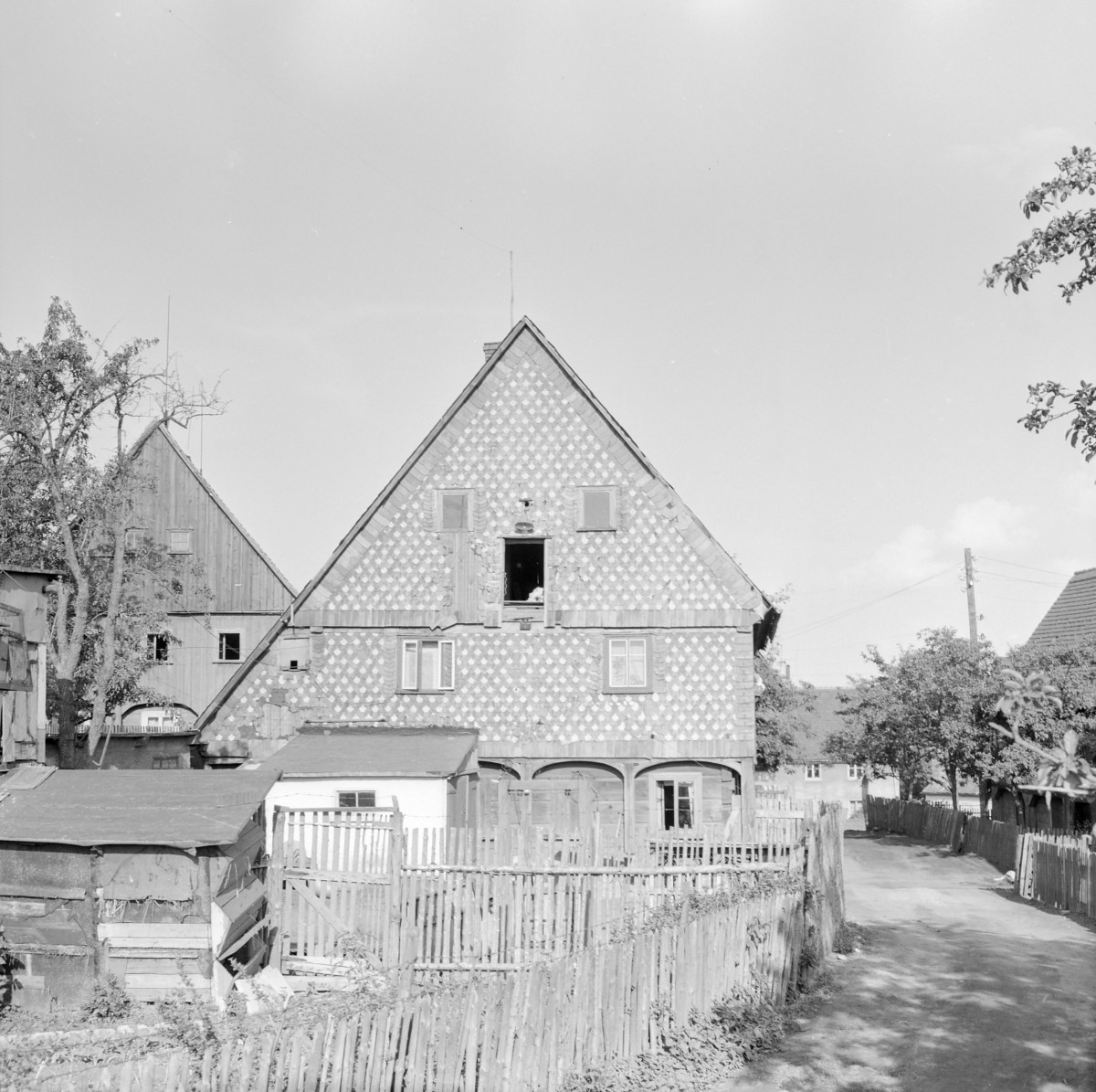 zespół zagrodowy - dom nr. 83 /pierwotnie?/ - elewacja - szczytowa, skan 1