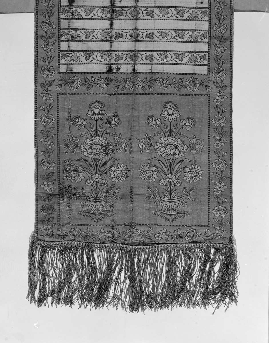 Centralne Muzeum Włókiennictwa - zbiory - pas półlity jednostronny - Lyon /1789 - 1792 rok/ - głowa i wciąża /fragment/ - awers, skan 1