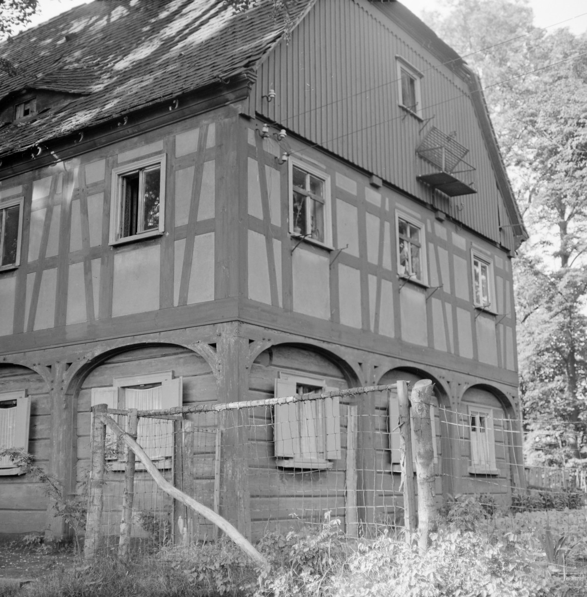 zespół zagrodowy - dom nr. 25 /pierwotnie?/ - elewacja frontowa i szczytowa - fragment, skan 1
