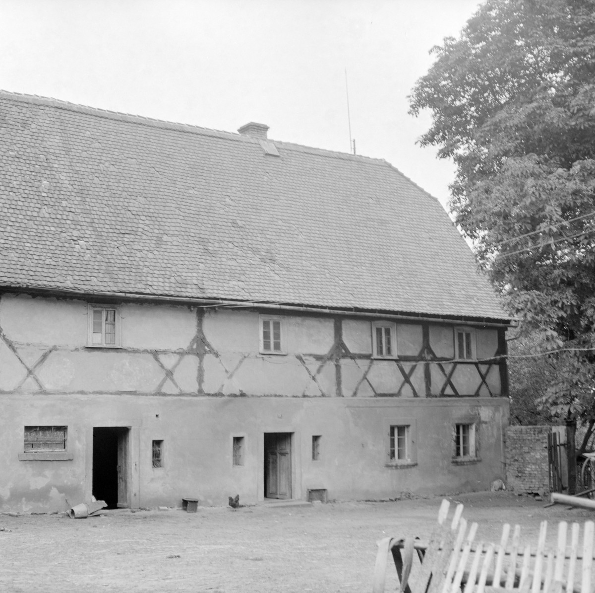 dom - elewacja od podwórza - fragment, skan 1