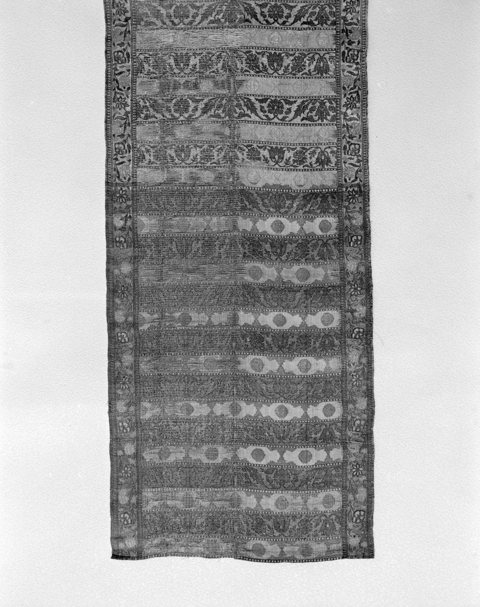Muzeum Narodowe - od. Muzeum Sztuk Użytkowych - zbiory - pas lity jednostronny - Bliski Wschód /XVII/XVIII wiek/ - głowa i wciąża /fragment/ - awers, skan 1