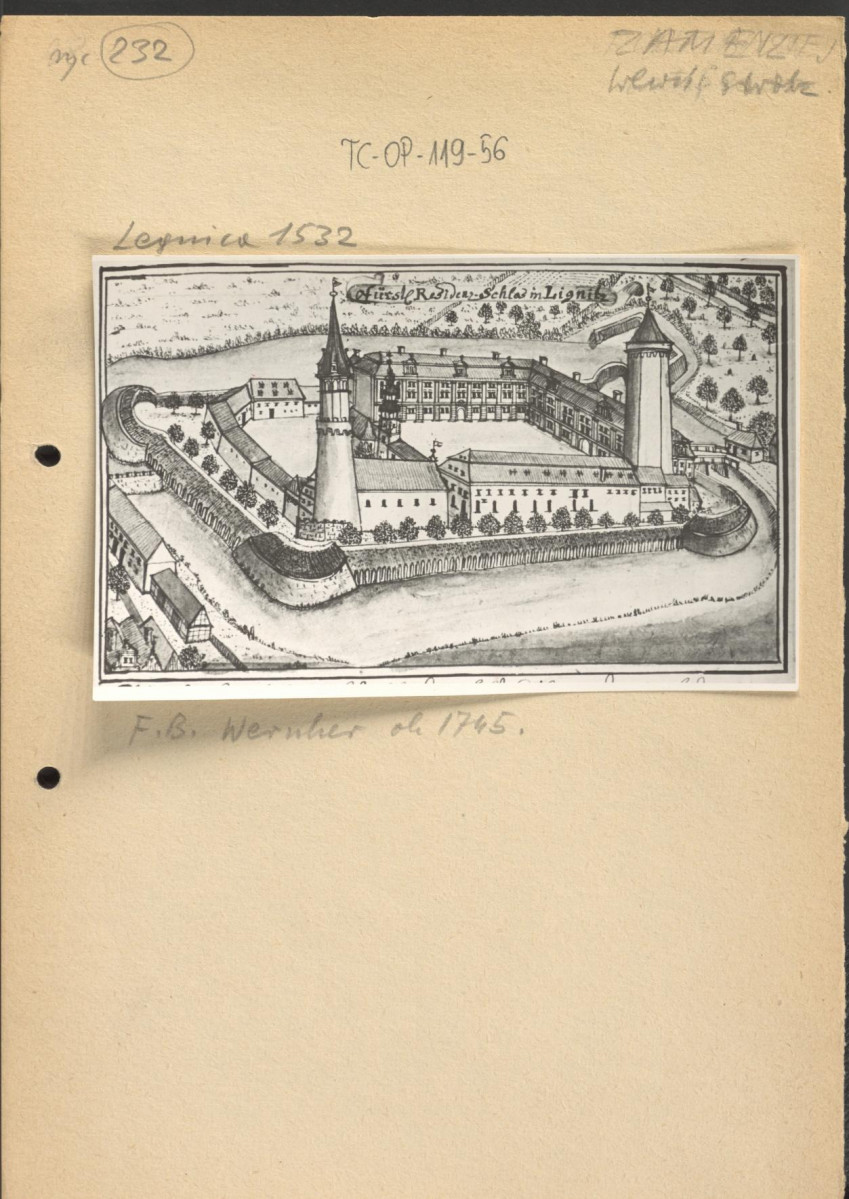 czarno - biała fotografia na karcie przedstawiająca według opisu: "Zamek wewn. swob., Legnica 1532, F.B. Wernher ok 1745".  Fotografia ze zbiorów Instytutu Urbanistyki i Architektury, nr. 697/1, skan 1