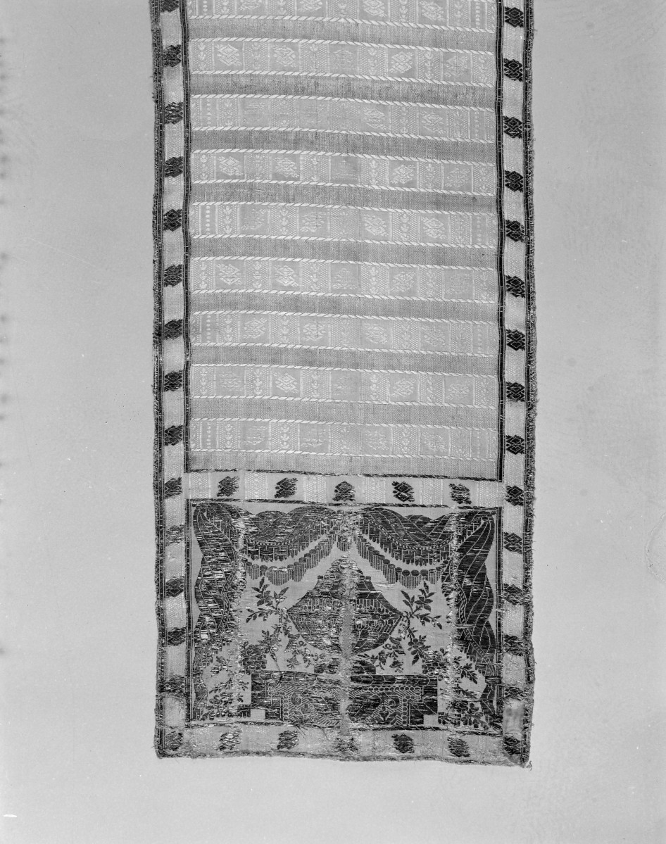 Centralne Muzeum Włókiennictwa - zbiory - pas półlity jednostronny - Lyon /1785 - 1792 rok/ - głowa i wciąża /fragment/ - awers, skan 1