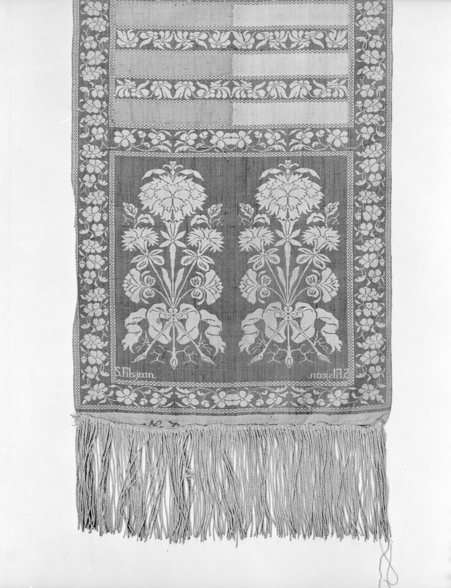 Muzeum Diecezjalne - zbiory - pas jedwabny czterostronny - Kobyłka /Szczepan Filsjean 1787 - 1794 rok/ - głowa i wciąża /fragment/ - awers, skan 1