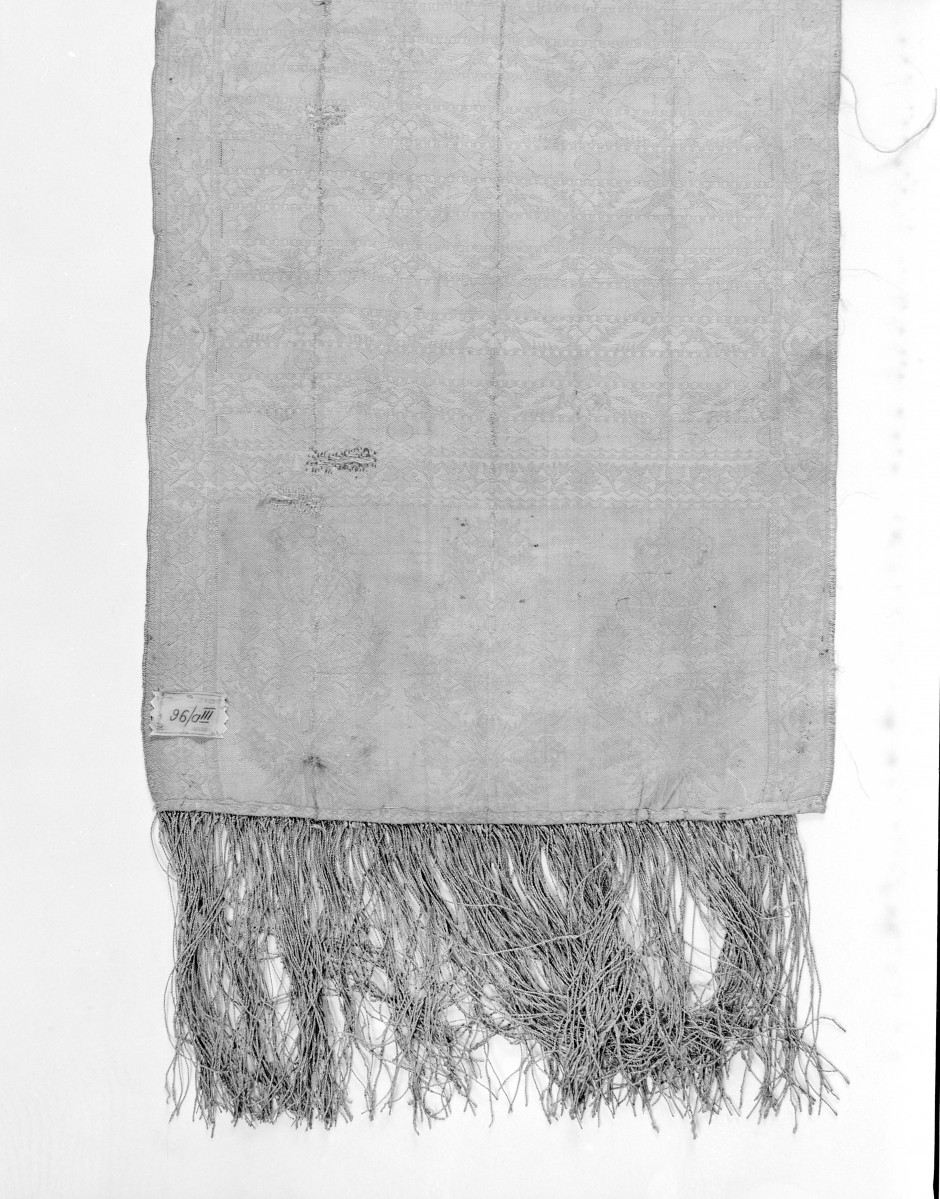 Muzeum Diecezjalne - zbiory - pas jedwabny dwustronny - Stambuł /XVIII wiek/ -  głowa i wciąża /fragment/ - brak szlaczka, skan 1