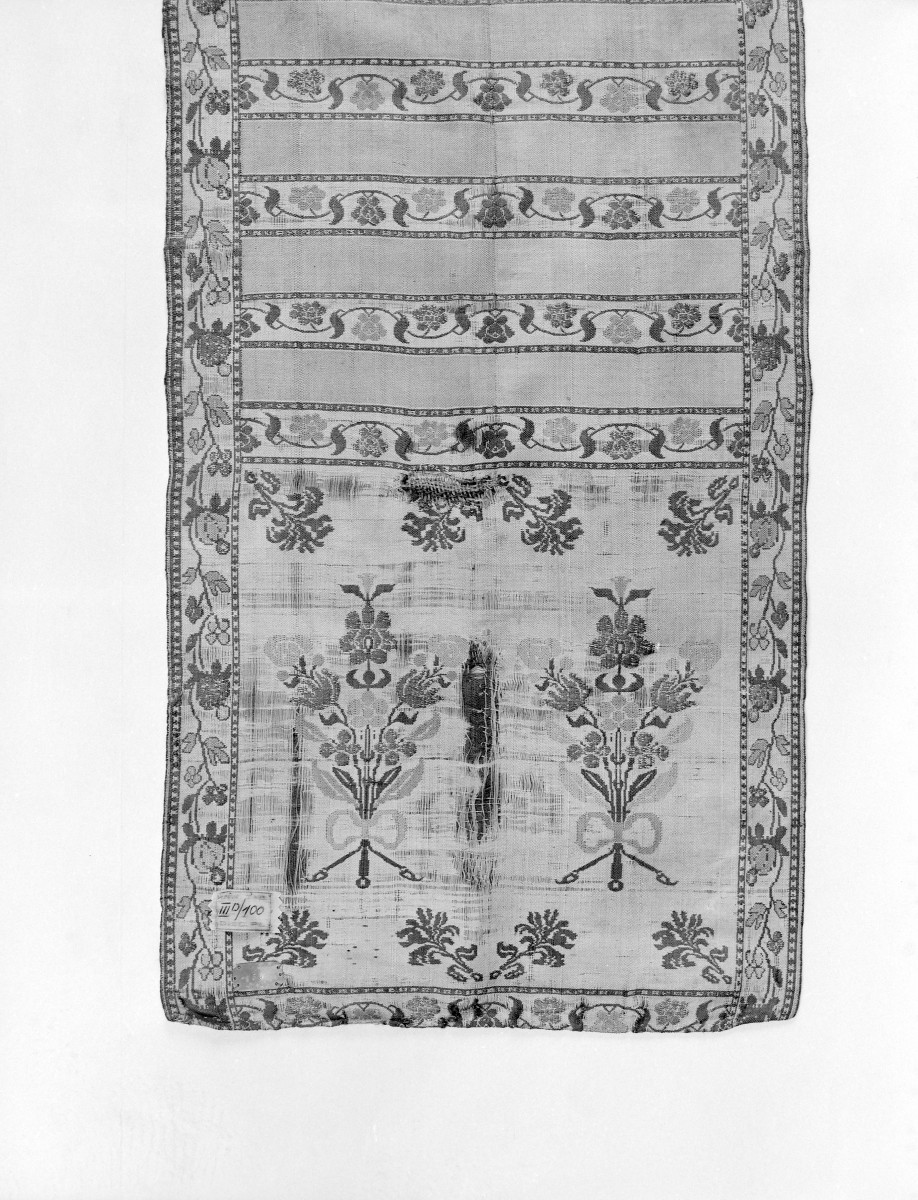 Muzeum Diecezjalne - zbiory - pas półlity czterostronny - Kutkorz? / Kobyłka? /XVIII wiek lub 1781 - 1784 rok/ -  głowa i wciąża /fragment/ - awers, skan 1