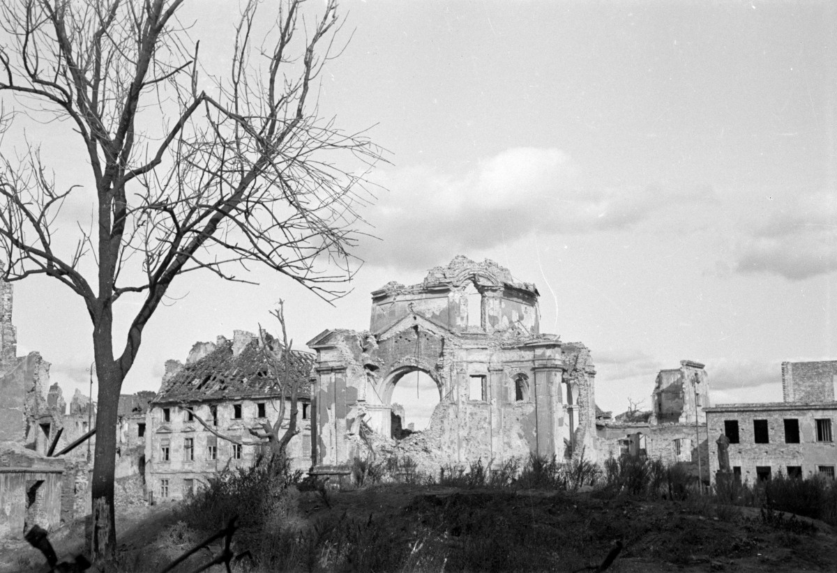 klasztor sakramentek, kościół pw. św. Kazimierza - widok ogólny ruin, skan 1