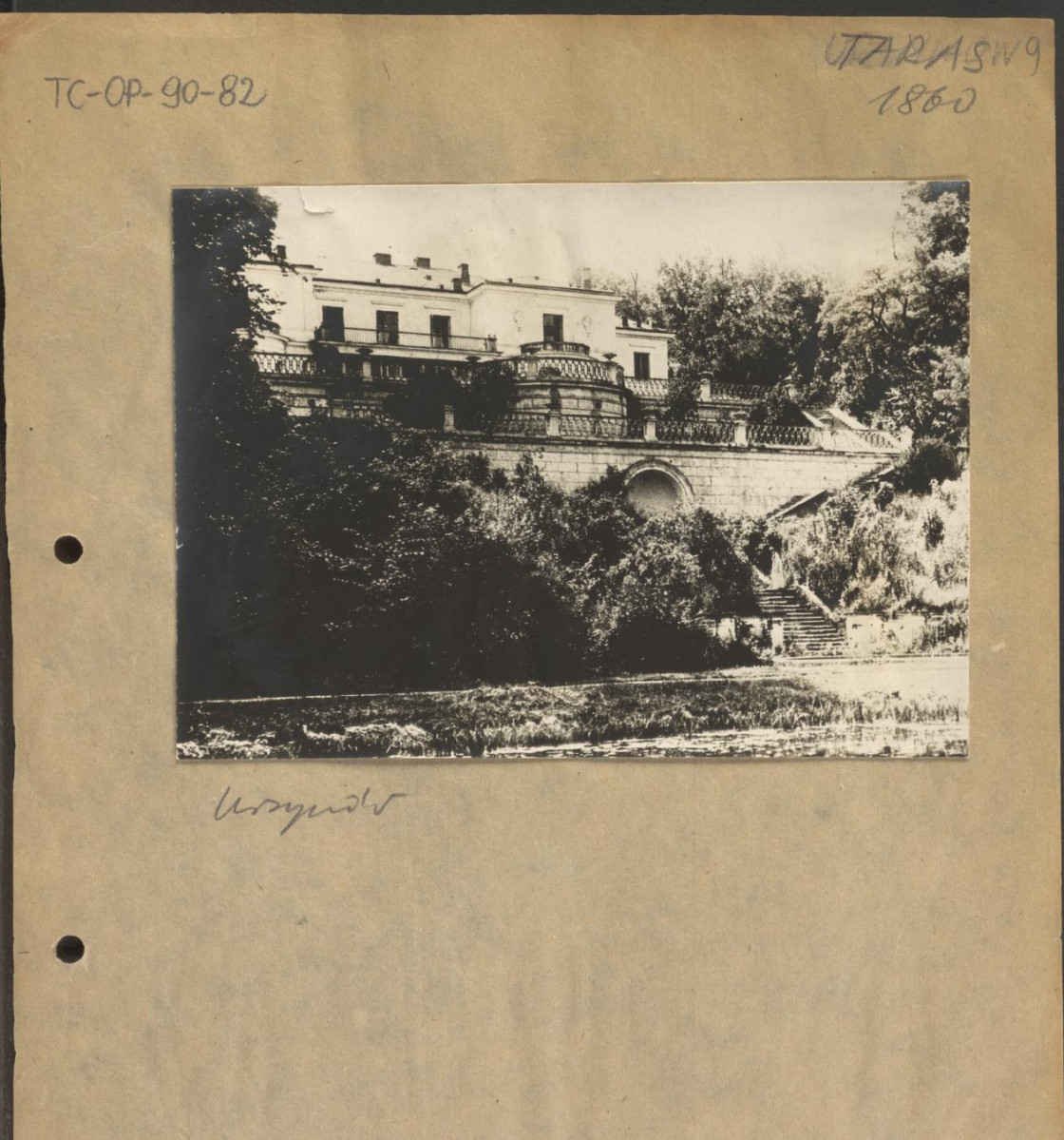 karta z opisem oraz czarno-biała fotografia przedstawiająca według opisu: „Taras, 1860, Ursynów”, widok ogólny tarasów i fragment elewacji ogrodowej, skan 1