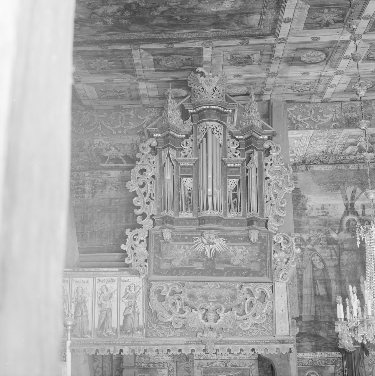kościół pw. św. Jana Chrzciciela - wnętrze - nawa główna - ściana północna - fragment - organy, skan 1