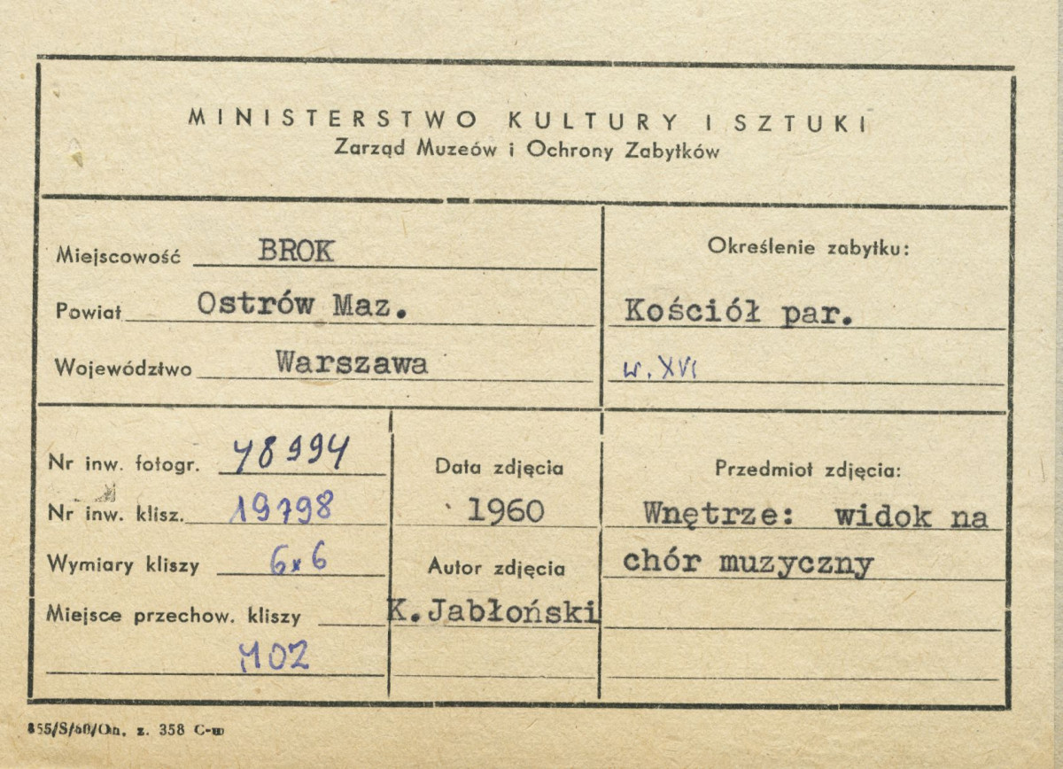 Kościół parafialny - wnętrze, widok z nawy w kierunku chóru muzycznego - metryczka, skan 1