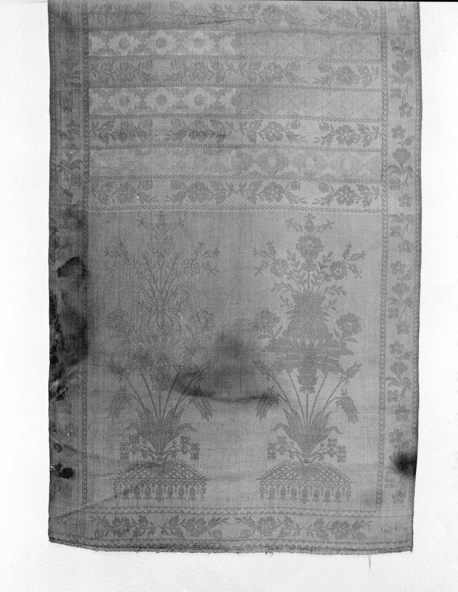 Muzeum Diecezjalne - zbiory - pas jedwabny czterostronny - Lyon /1785 - 1792 rok/ - głowa i wciąża /fragment/ - awers, skan 1