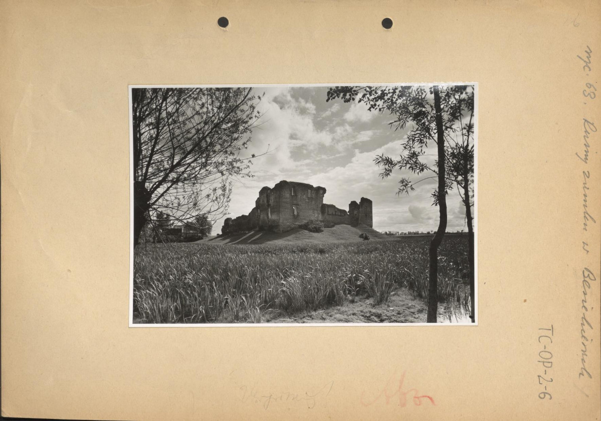 karta z opisem oraz fotografia dot. ruin zamku w Besiekierach, ryc.63, skan 1