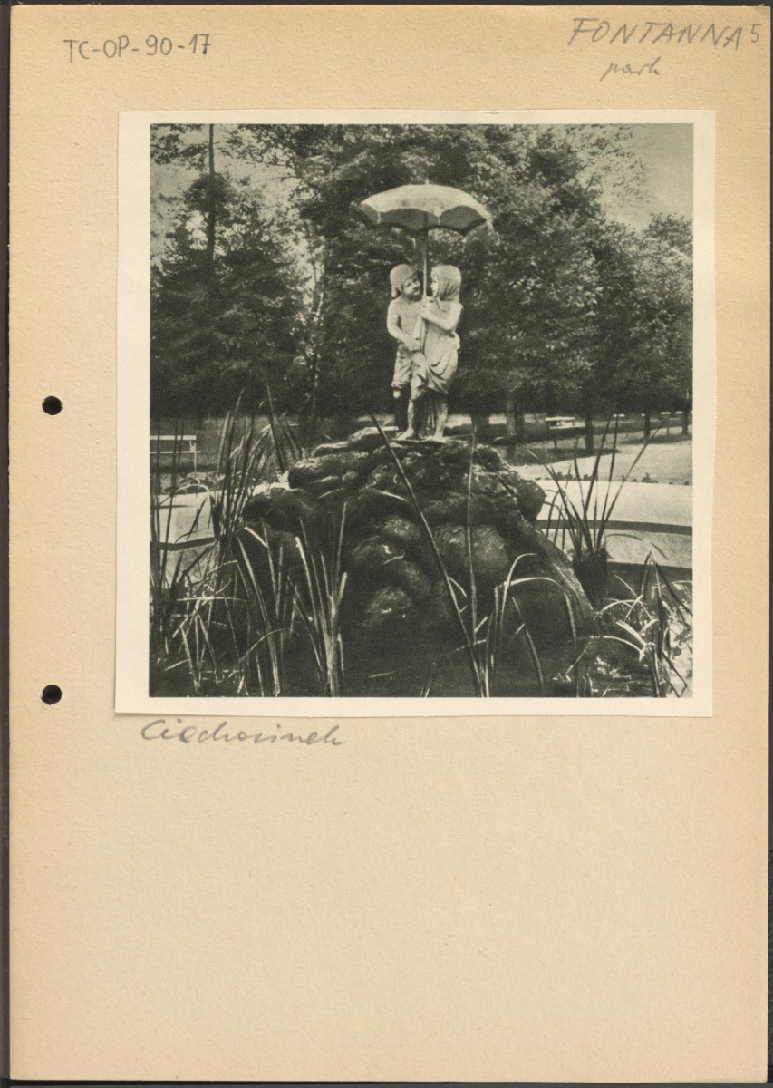 karta z opisem oraz grafika stanowiąca materiał roboczy do publikacji "Ogrody Polskie" (wyd. 1954, rys. 330); fragment parku w Ciechocinku, dopisek: „Fontanna, park, Ciechocinek”, przedstawiająca fontannę chłopca i dziewczynkę pod parasolem, skan 1