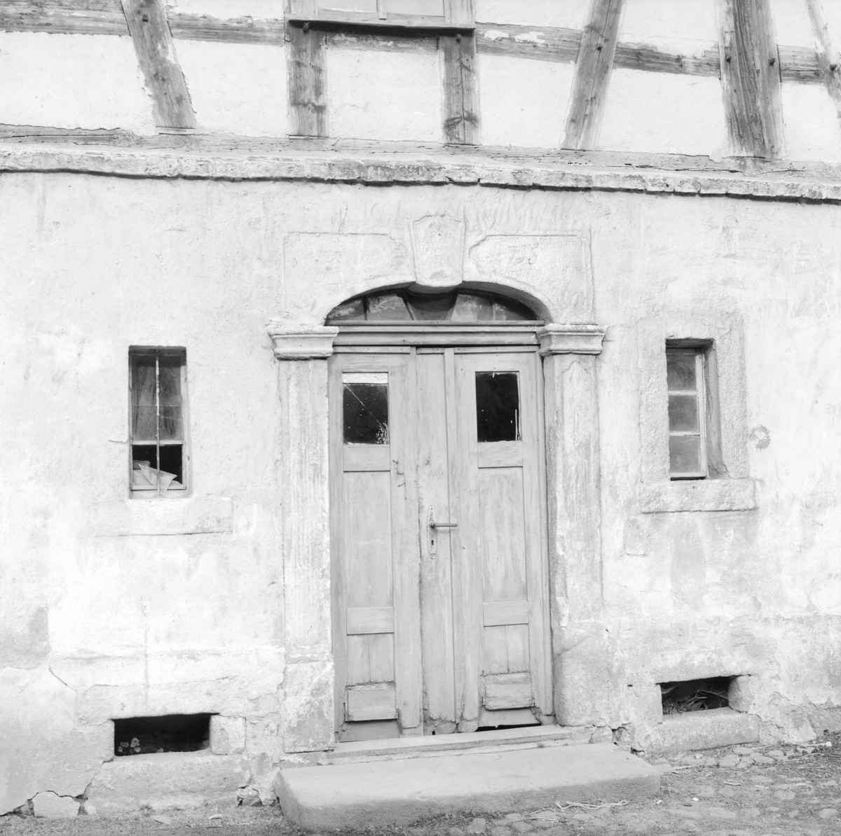 dom ul. Mickiewicza 8 z 1798 roku - elewacja frontowa - fragment - portal, skan 1