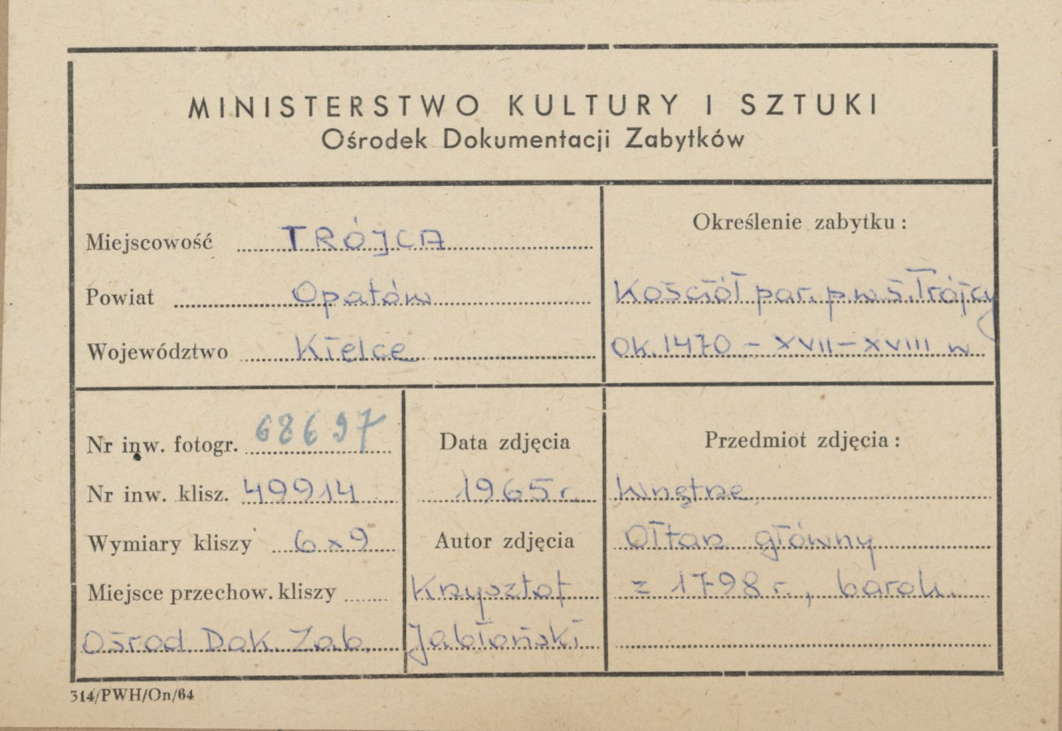 Kościół parafialny św. Trójcy -  wnętrze, widok na ołtarz główny - metryczka, skan 1
