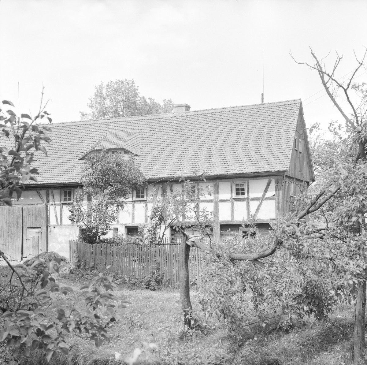 dom nr. 48 / stodoła - elewacja frontowa - fragment, skan 1