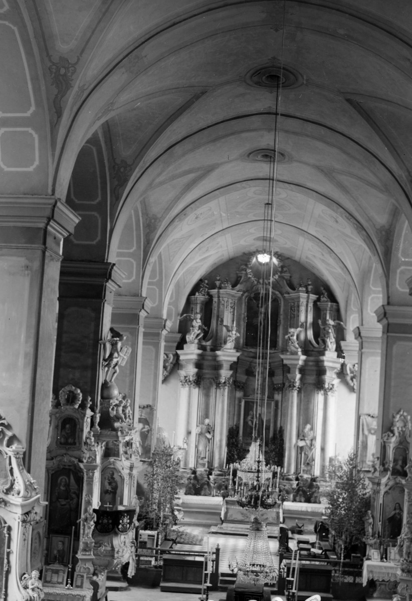 Podominikański kościół parafialny pw. Nawiedzenia Najświętszej Maryi Panny - widok wnętrza w kierunku ołtarza głównego, skan 1