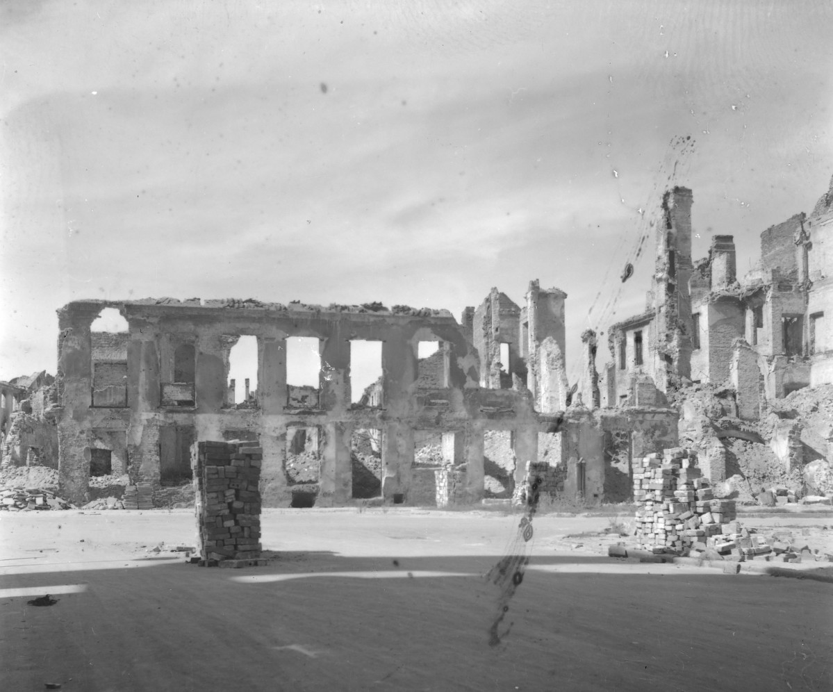 Zrujnowana zabudowa miejska. Wypalone kamienice. , skan 1