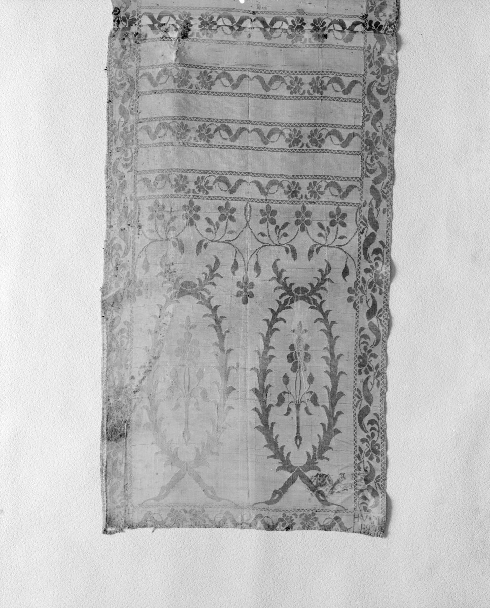 Muzeum Narodowe - zbiory - pas jedwabny dwustronny - /XVIII wiek/ - głowa i wciąża /fragment/ - awers, skan 1