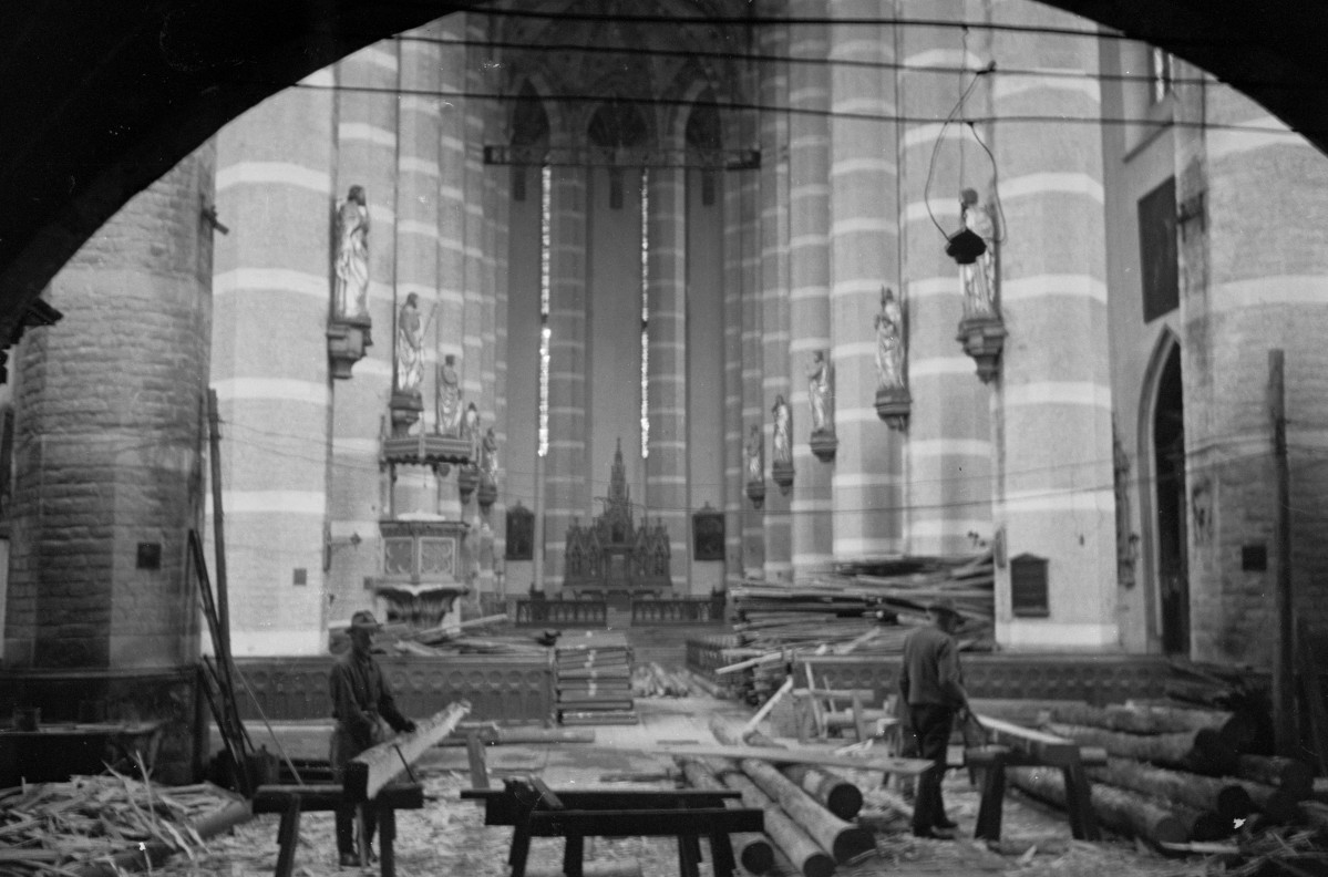 kościół parafialny pw. św. Jakuba Starszego i św. Agnieszki - wnętrze: widok na ołtarz główny, skan 1