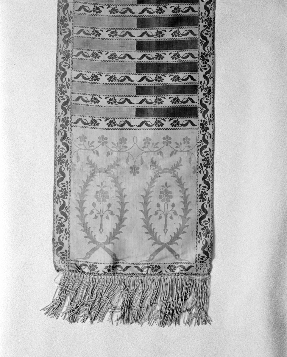 Muzeum Narodowe - zbiory - pas jedwabny dwustronny - Kobyłka /1781 - 1784 rok/ - głowa i wciąża /fragment/ - awers, skan 1