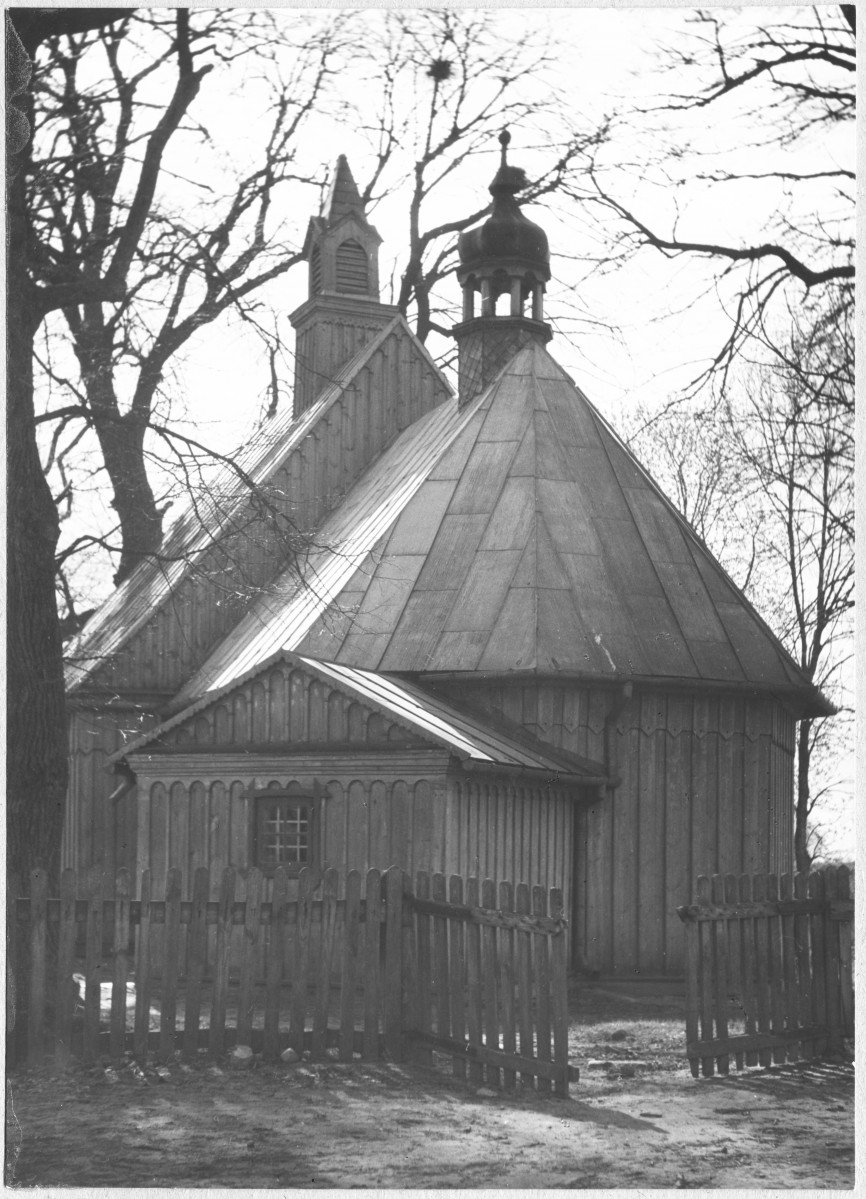 Kościół drewniany - widok ogólny od strony wsch. , skan 1