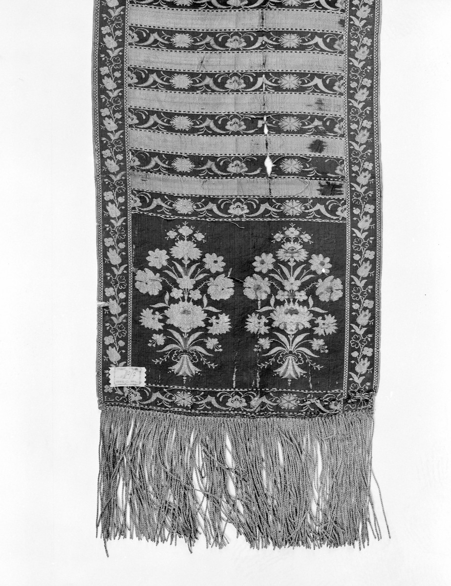 Muzeum Diecezjalne - zbiory - pas półlity trójstronny - Lyon /1785 - 1792 rok/ -  głowa i wciąża /fragment/ - rewers, skan 1