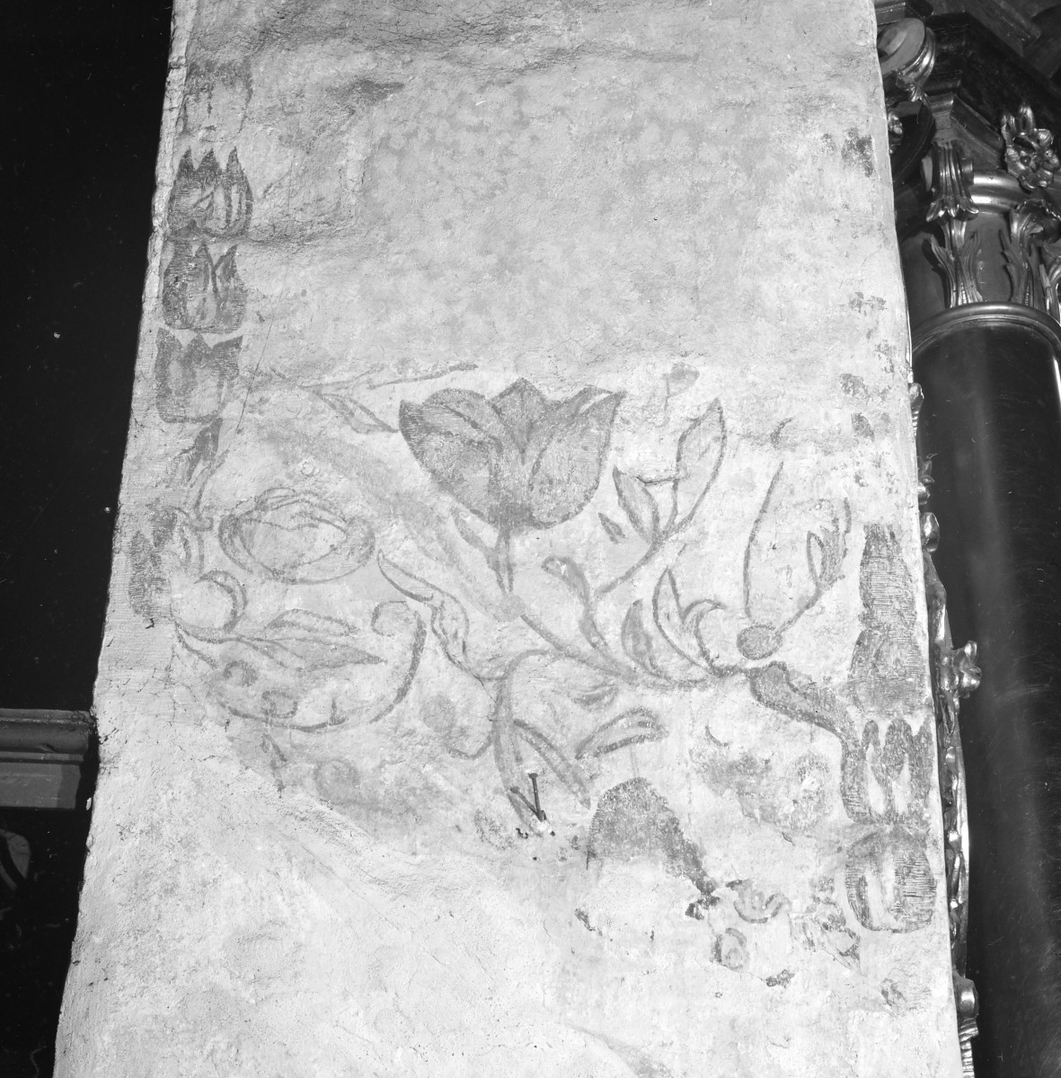 kościół pw. św. Małgorzaty Dziewicy i Męczennicy - wnętrze - prezbiterium - łuk tęczowy - polichromia - motyw kwiatowy - fragment, skan 1