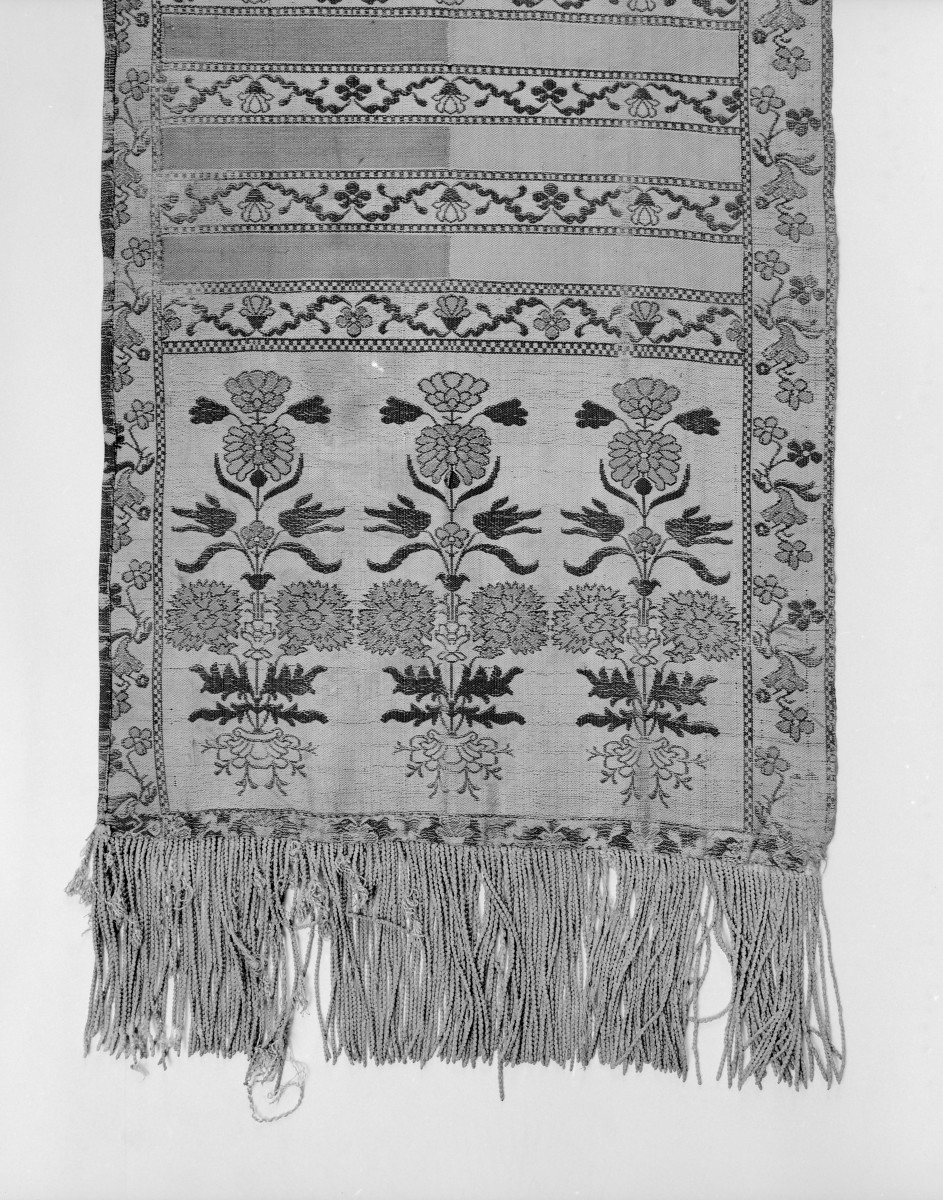Muzeum Diecezjalne - zbiory - pas półlity czterostronny - /XVIII/XIX wiek/ - głowa i wciąża /fragment/ - awers, skan 1