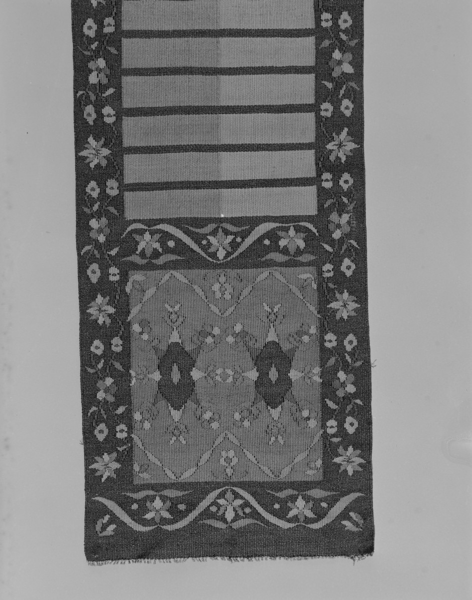 Centralne Muzeum Włókiennictwa - zbiory - pas jednostronny z wątkiem metalowym /?/ - Polska /XX wiek/ - głowa i wciąża /fragment/ - awers, skan 1