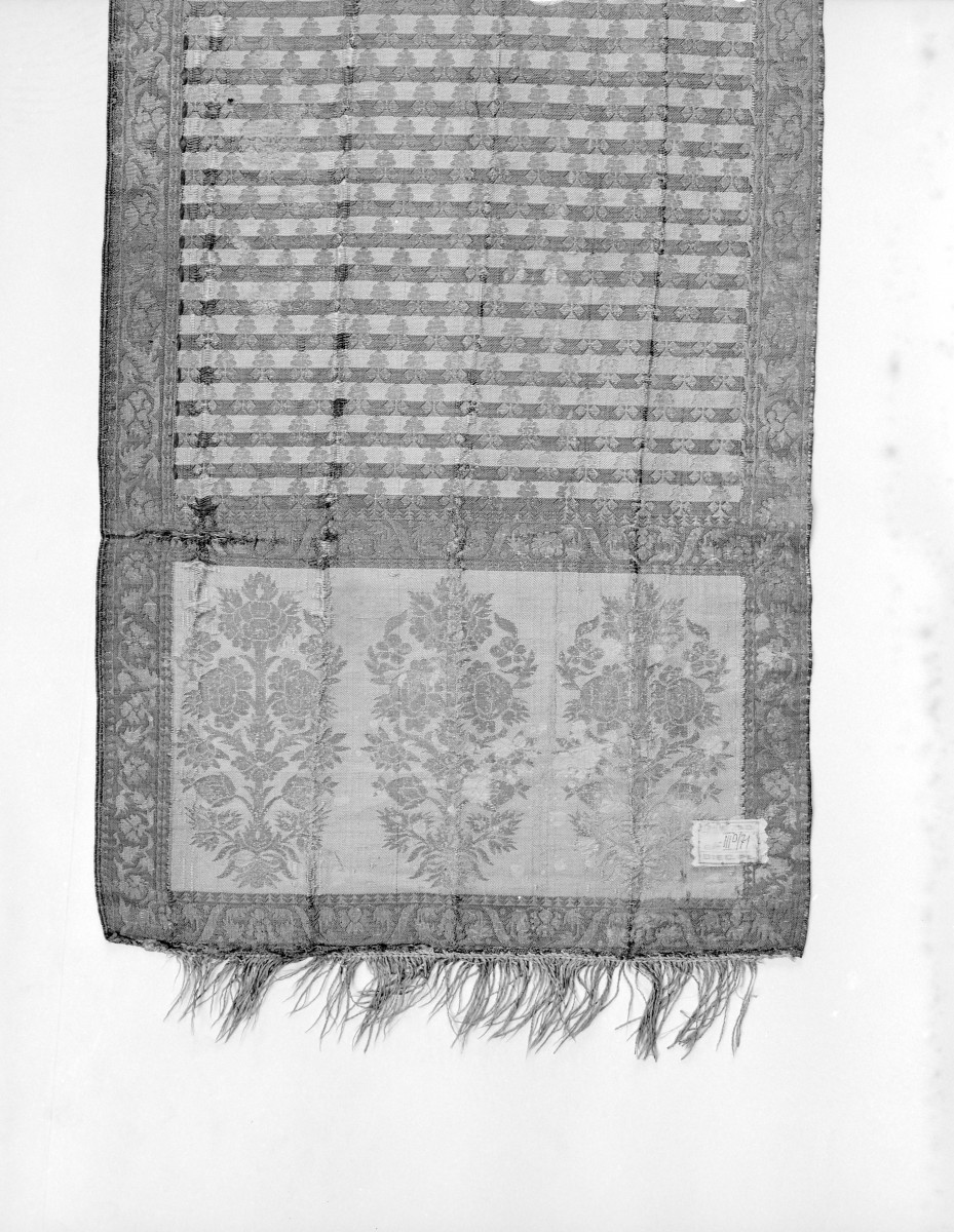 Muzeum Diecezjalne - zbiory - pas lity dwustronny - Stambuł /XVIII wiek/ - głowa i wciąża /fragment/ - awers, skan 1