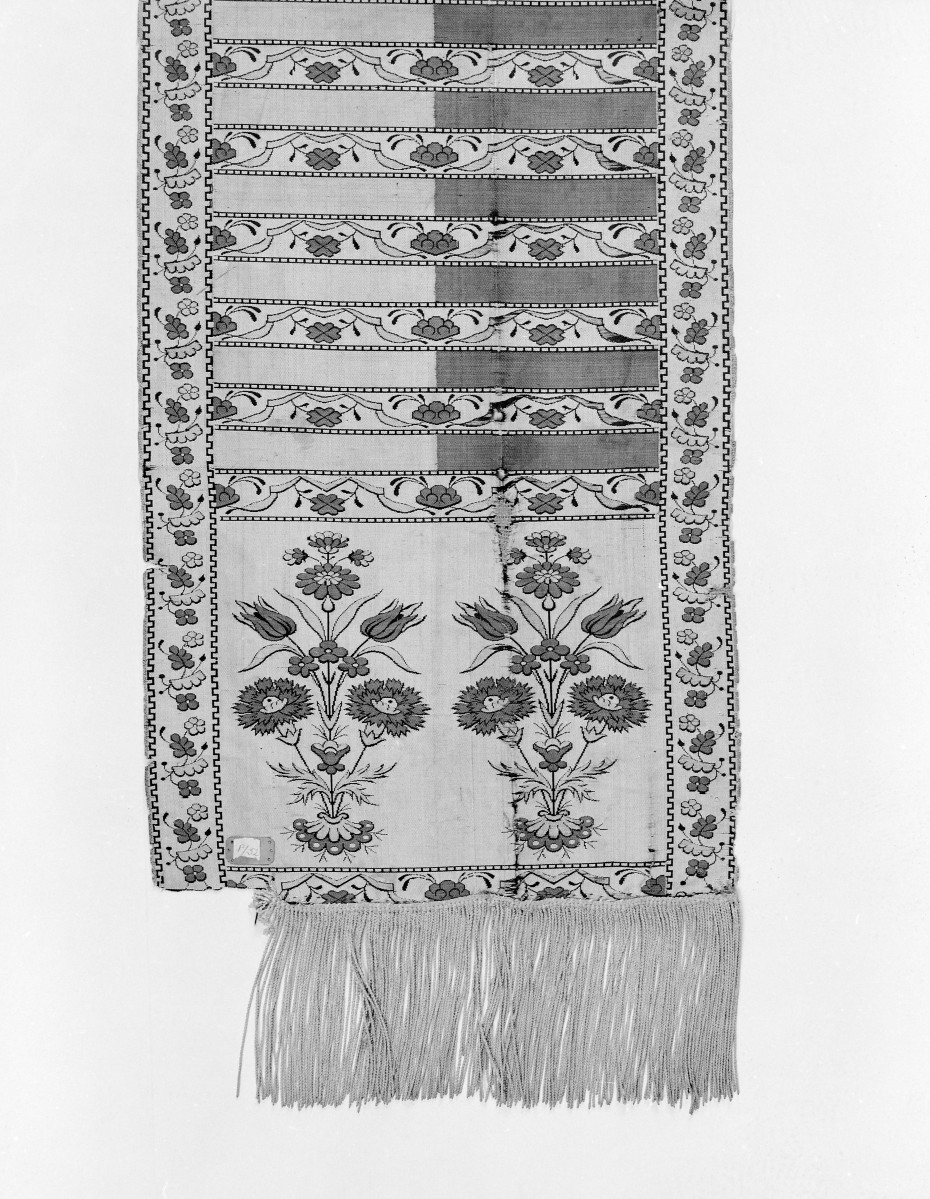 Muzeum Diecezjalne - zbiory - pas jedwabny czterostronny - Lyon /1785 - 1792 rok/ -  głowa i wciąża /fragment/ - awers, skan 1