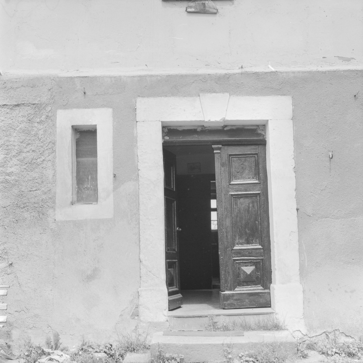 zespół zagrodowy - dom nr. 3 / stodoła - elewacja frontowa - fragment - drzwi wejściowe, skan 1