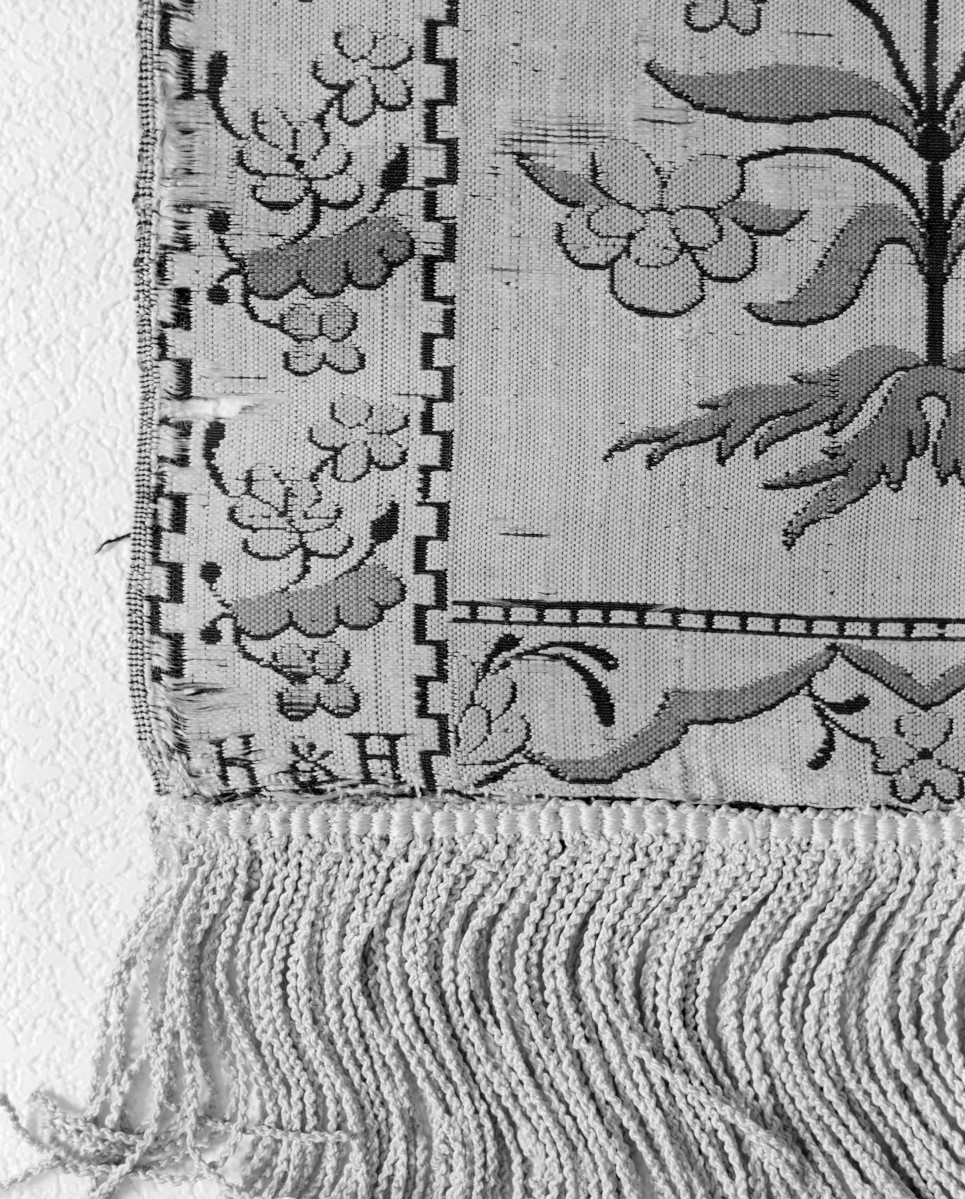 Muzeum Narodowe - zbiory - pas jedwabny dwustronny - /XVIII wiek/ - głowa i wciąża /fragment/ - sygnatura, skan 1