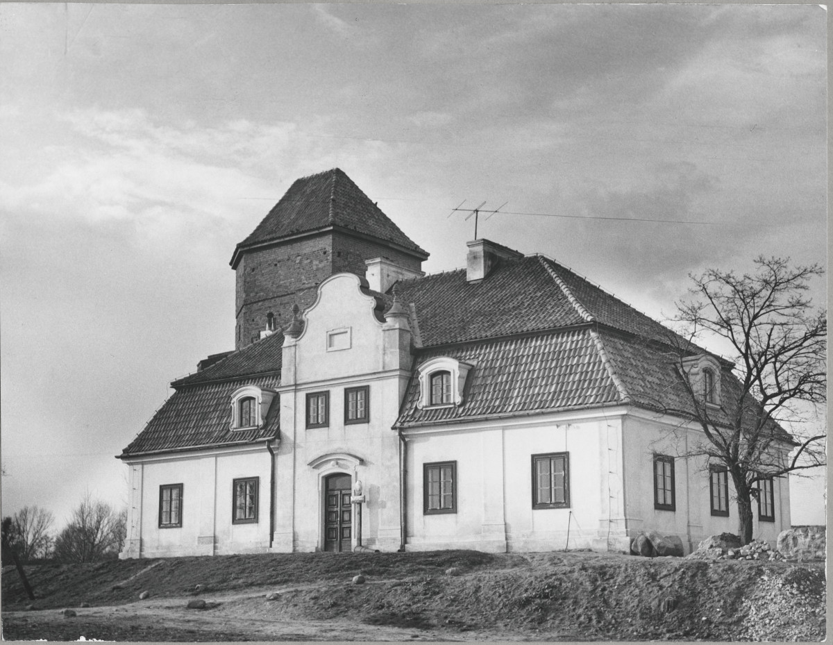 Zespół zamkowy - budynek kancelarii starostwa po odbudowie,  widok od strony płd. , skan 1