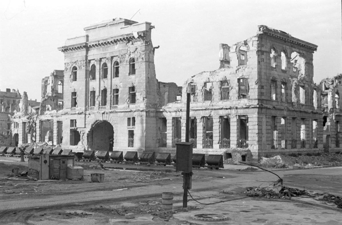poczta główna, plac Napoleona - widok ogólny ruin, skan 1