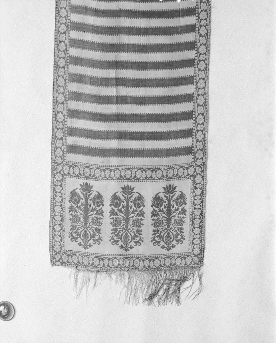 Muzeum Narodowe - zbiory - pas jedwabny dwustronny - Stambuł /XVIII wiek/ - głowa i wciąża /fragment/ - awers, skan 1