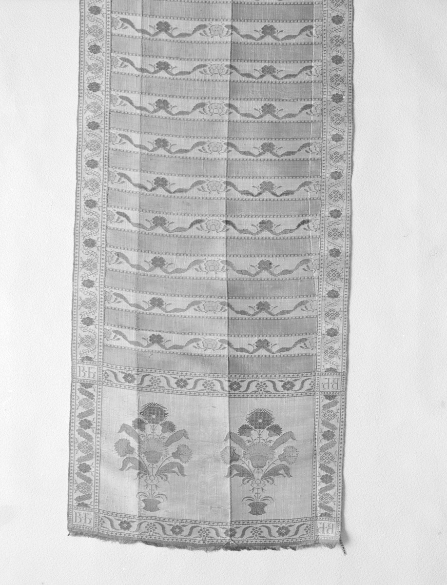 Muzeum Narodowe - zbiory - pas jedwabny dwustronny - Rosja /XVIII wiek/ - głowa i wciąża /fragment/ - awers, skan 1