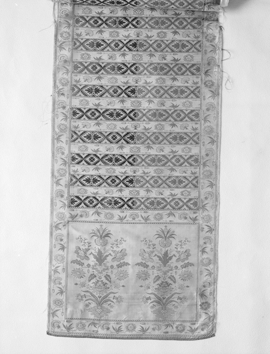 Muzeum Narodowe - zbiory - pas jedwabny czterostronny - Lyon /1789 - 1792 rok/ - głowa i wciąża /fragment/ - awers, skan 1