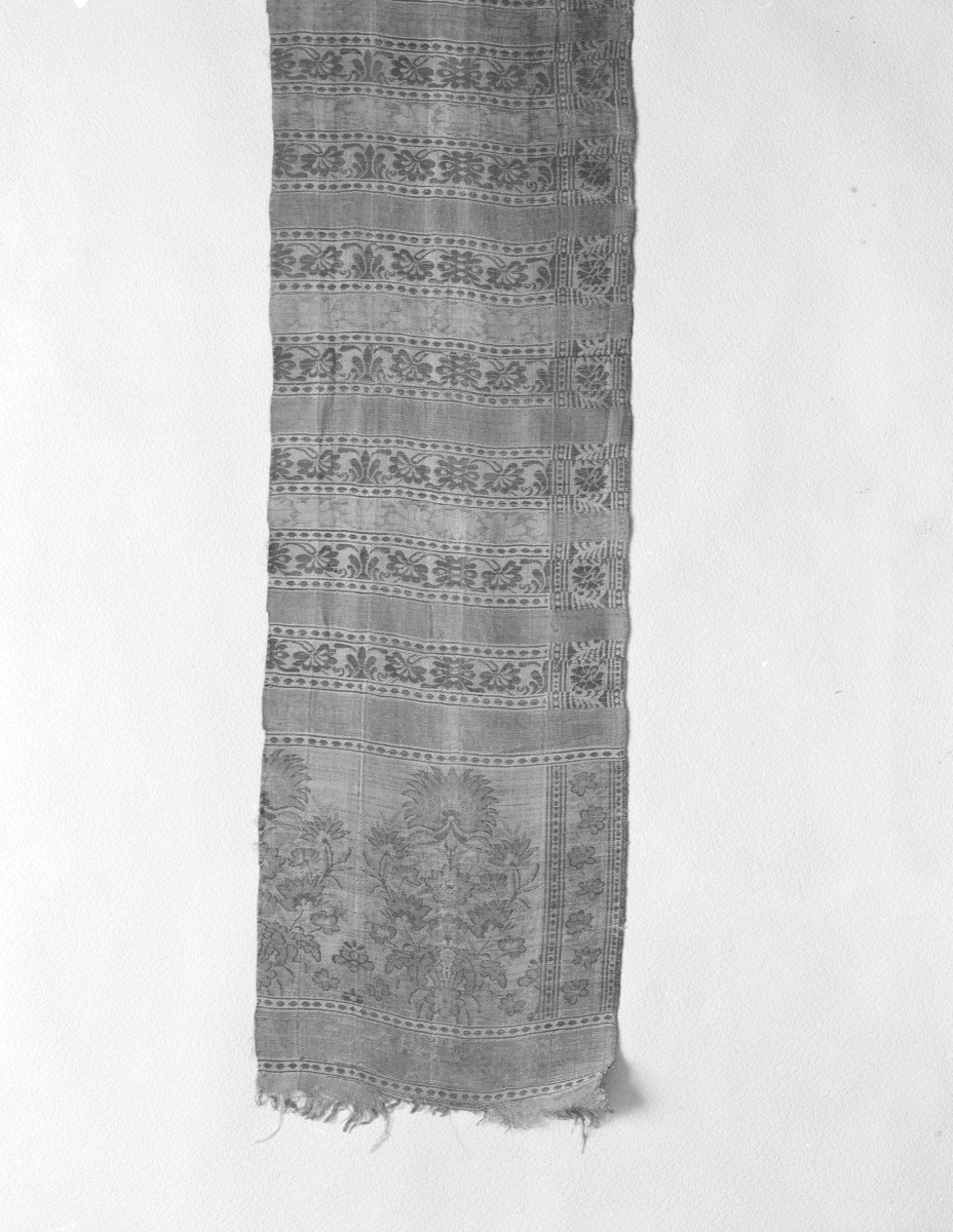 Muzeum Narodowe - zbiory - pas jedwabny dwustronny - Kupawno pod Bogorodskiem, Rosja /książę Jusupowa 1803 rok/ - głowa i wciąża /fragment/ - awers, skan 1