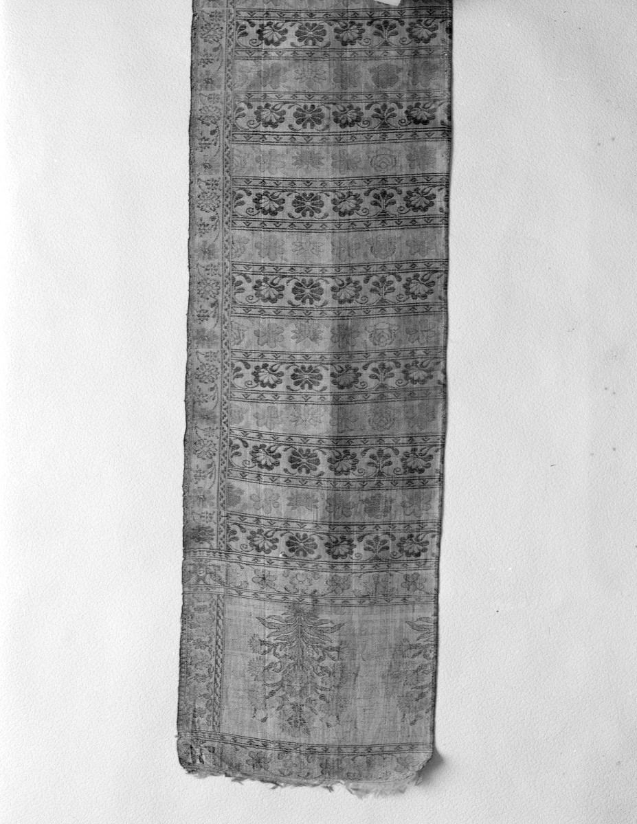 Muzeum Narodowe - zbiory - pas jedwabny /połowa/ - Moskwa /Giorgij Kiriakow XVIII wiek/ - głowa i wciąża /fragment/ - awers, skan 1