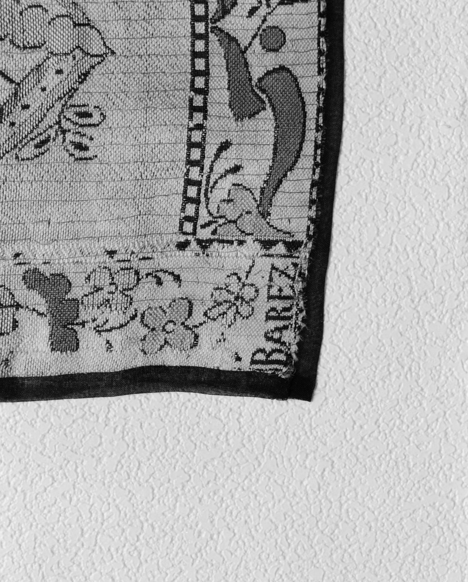 Muzeum Narodowe - zbiory - pas jedwabny dwustronny - Bareż /XVIII wiek/ - głowa i wciąża /fragment/ - sygnatura, skan 1