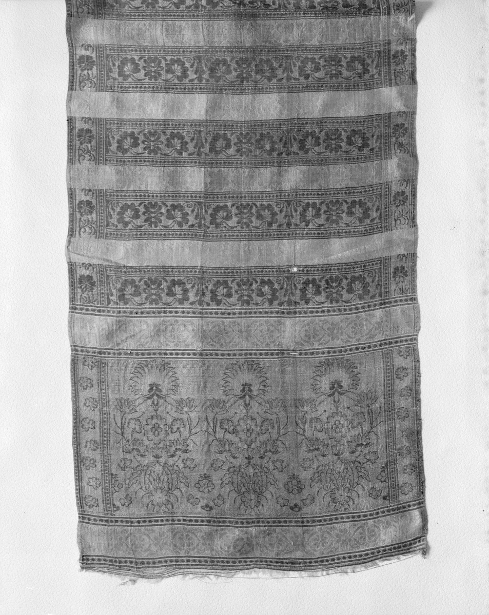 Muzeum Narodowe - zbiory - pas jedwabny dwustronny - Pokrowsko k. Moskwy /Gerasim Mironow XVIII wiek/ - głowa i wciąża /fragment/ - awers, skan 1
